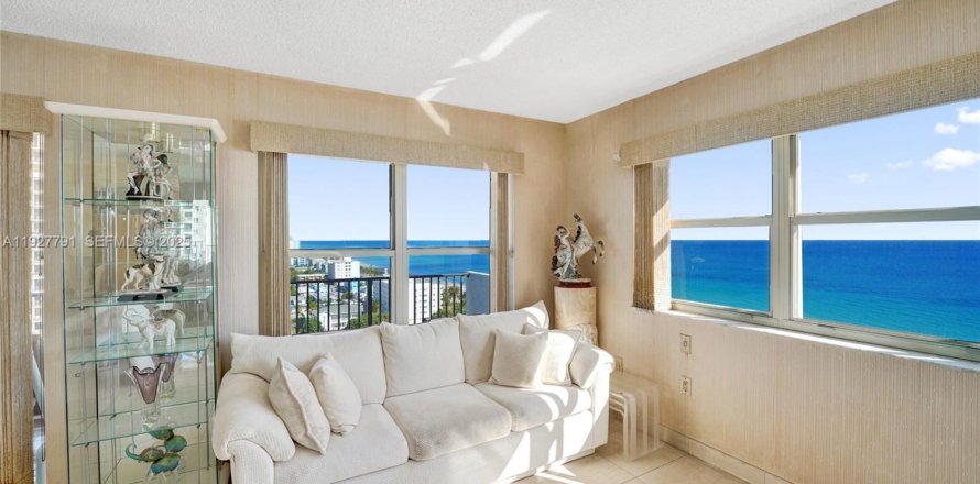 Кондоминиум с 3 спальнями в Холливуд, Флорида № 1987272