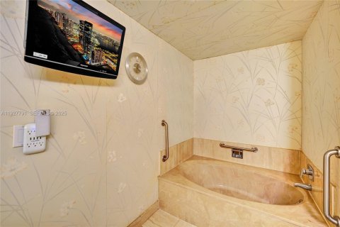 Купить кондоминиум в Холливуд, Флорида 3 спальни, 184.88м2, № 1987272 - фото 26