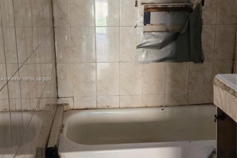 Propiedad comercial en venta en Miami, Florida, 221.11 m2 № 1995379 - foto 15