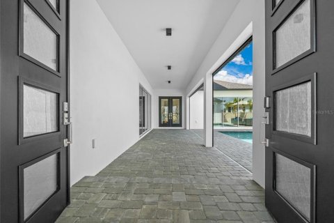 House in San Antonio, Florida 6 bedrooms, 318.84 sq.m. № 1628194 - photo 13