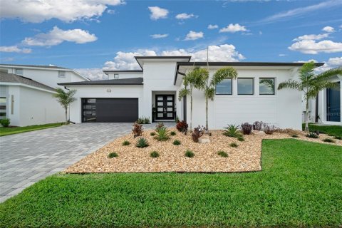 House in San Antonio, Florida 6 bedrooms, 318.84 sq.m. № 1628194 - photo 1