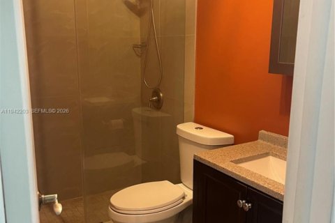 Снять в аренду таунхаус в Майами, Флорида 2 спальни, 111.48м2, № 1999918 - фото 7