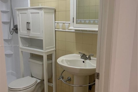 Снять в аренду таунхаус в Майами, Флорида 2 спальни, 111.48м2, № 1999918 - фото 5