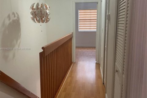 Снять в аренду таунхаус в Майами, Флорида 2 спальни, 111.48м2, № 1999918 - фото 3