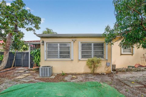 House in Miami, Florida 3 bedrooms, 153.01 sq.m. № 2179504 - photo 28