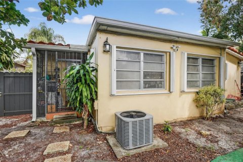 House in Miami, Florida 3 bedrooms, 153.01 sq.m. № 2179504 - photo 26