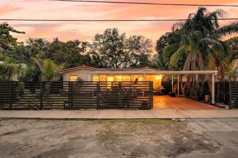 House in Miami, Florida 3 bedrooms, 153.01 sq.m. № 2179504