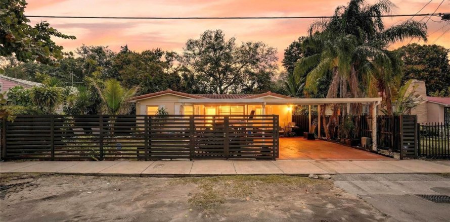 House in Miami, Florida 3 bedrooms, 153.01 sq.m. № 2179504