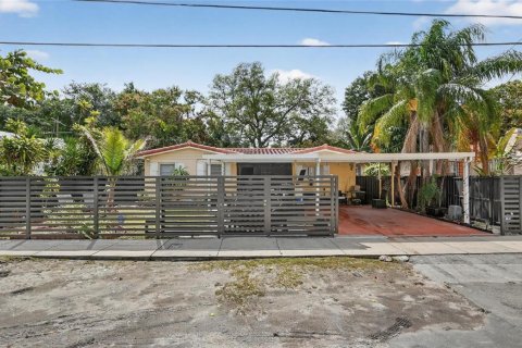 House in Miami, Florida 3 bedrooms, 153.01 sq.m. № 2179504 - photo 3