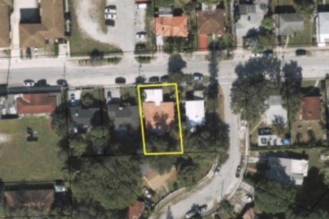 House in Miami, Florida 3 bedrooms, 153.01 sq.m. № 2179504 - photo 2