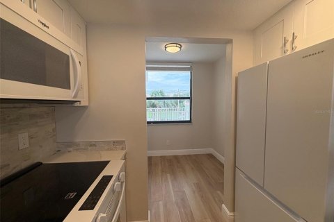 Condo in Dunedin, Florida, 2 bedrooms  № 2280174 - photo 11