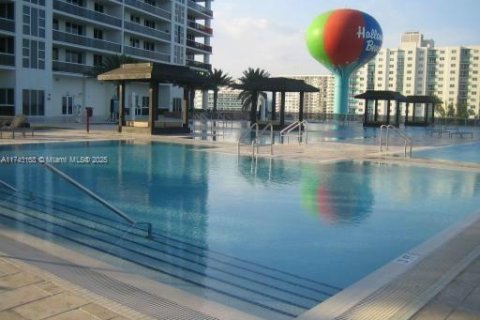 Купить кондоминиум в Халландейл-Бич, Флорида 2 спальни, 135.45м2, № 1490745 - фото 24