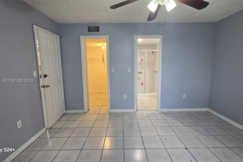 Condominio en venta en Hialeah Gardens, Florida, 2 dormitorios, 89.19 m2 № 2090332 - foto 11