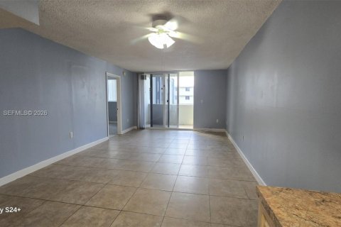 Condominio en venta en Hialeah Gardens, Florida, 2 dormitorios, 89.19 m2 № 2090332 - foto 14