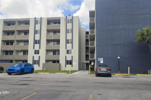 Condominio en venta en Hialeah Gardens, Florida, 2 dormitorios, 89.19 m2 № 2090332 - foto 3