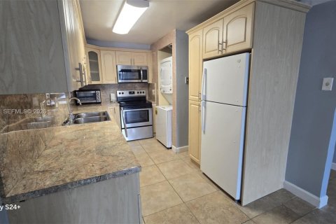 Condominio en venta en Hialeah Gardens, Florida, 2 dormitorios, 89.19 m2 № 2090332 - foto 5
