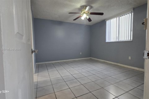 Condominio en venta en Hialeah Gardens, Florida, 2 dormitorios, 89.19 m2 № 2090332 - foto 13
