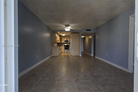 Condominio en venta en Hialeah Gardens, Florida, 2 dormitorios, 89.19 m2 № 2090332 - foto 8