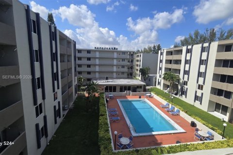 Condominio en venta en Hialeah Gardens, Florida, 2 dormitorios, 89.19 m2 № 2090332 - foto 2
