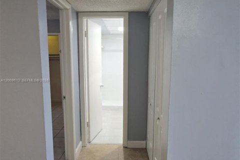 Condominio en venta en Hialeah Gardens, Florida, 2 dormitorios, 89.19 m2 № 2090332 - foto 12