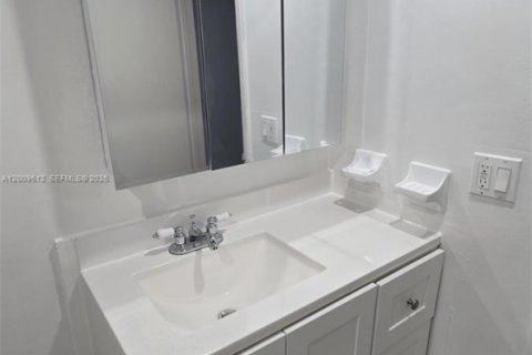 Condominio en venta en Hialeah Gardens, Florida, 2 dormitorios, 89.19 m2 № 2090332 - foto 16