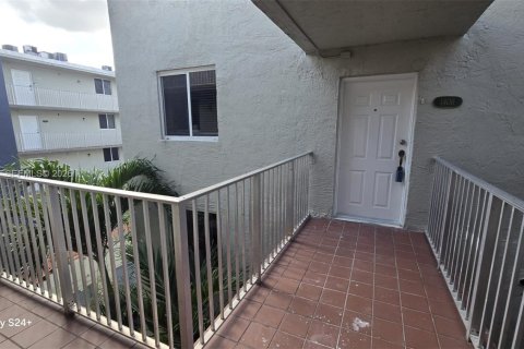 Condominio en venta en Hialeah Gardens, Florida, 2 dormitorios, 89.19 m2 № 2090332 - foto 4