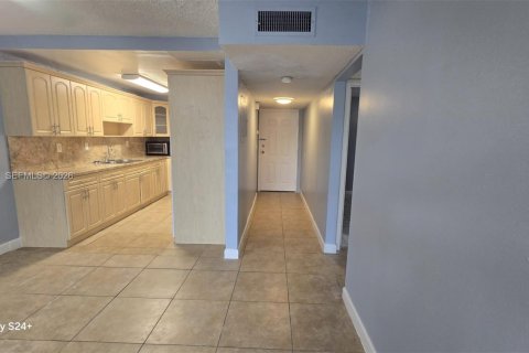 Condominio en venta en Hialeah Gardens, Florida, 2 dormitorios, 89.19 m2 № 2090332 - foto 15