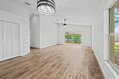 House in Orlando, Florida 4 bedrooms, 180.42 sq.m. № 2231551 - photo 12