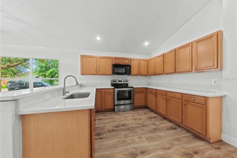 House in Orlando, Florida 4 bedrooms, 180.42 sq.m. № 2231551 - photo 15