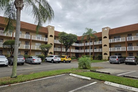 Condominio en venta en Sunrise, Florida, 2 dormitorios, 78.97 m2 № 2048602 - foto 2