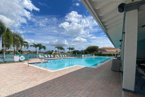 House in Homestead, Florida 3 bedrooms, 135.27 sq.m. № 2007631 - photo 16