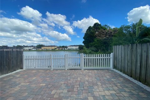 House in Homestead, Florida 3 bedrooms, 135.27 sq.m. № 2007631 - photo 15