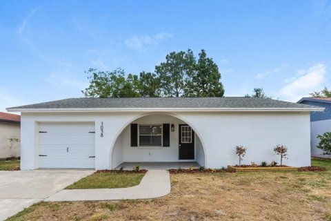 House in Brandon, Florida 3 bedrooms, 107.49 sq.m. № 2396348