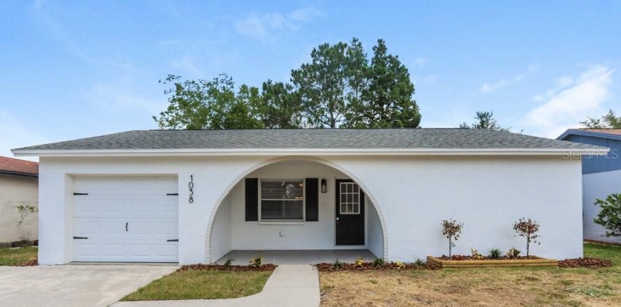 House in Brandon, Florida 3 bedrooms, 107.49 sq.m. № 2396348
