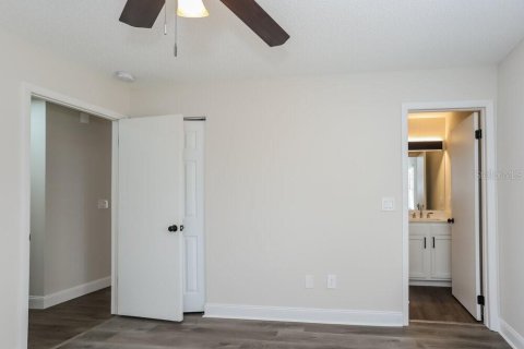 House in Brandon, Florida 3 bedrooms, 107.49 sq.m. № 2396348 - photo 10