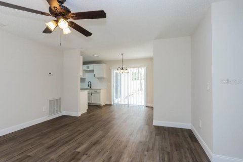House in Brandon, Florida 3 bedrooms, 107.49 sq.m. № 2396348 - photo 4