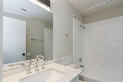 House in Brandon, Florida 3 bedrooms, 107.49 sq.m. № 2396348 - photo 14