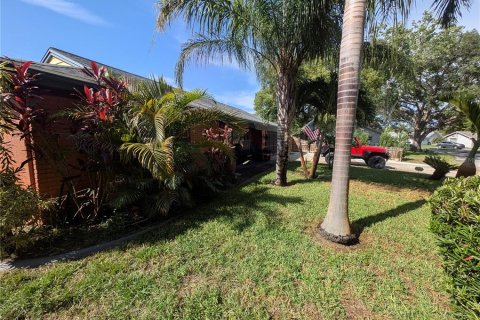 House in New Port Richey, Florida 2 bedrooms, 124.67 sq.m. № 2231435 - photo 7