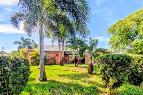House in New Port Richey, Florida 2 bedrooms, 124.67 sq.m. № 2231435 - photo 12