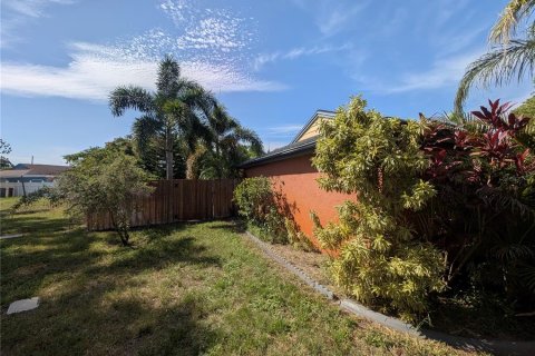 House in New Port Richey, Florida 2 bedrooms, 124.67 sq.m. № 2231435 - photo 10