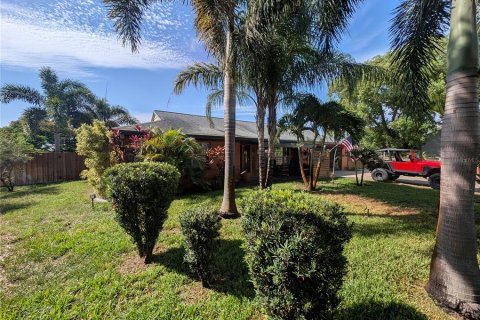 House in New Port Richey, Florida 2 bedrooms, 124.67 sq.m. № 2231435