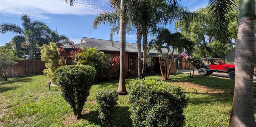House in New Port Richey, Florida 2 bedrooms, 124.67 sq.m. № 2231435