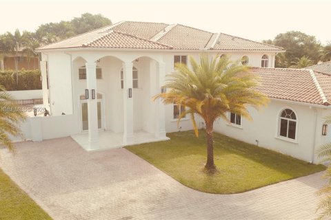 Villa ou maison à Miami, Floride 5 chambres, 352.75 m2 № 2009029