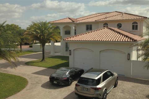 Villa ou maison à vendre à Miami, Floride: 5 chambres, 352.75 m2 № 2009029 - photo 2