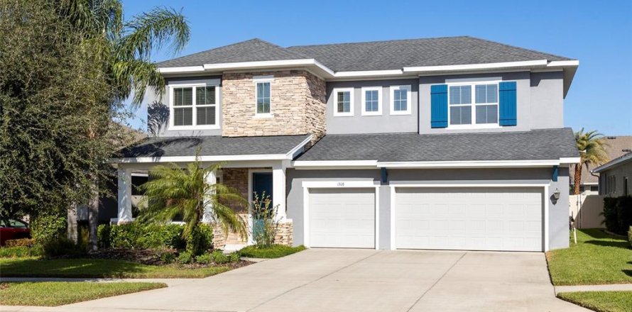 House in Brandon, Florida 4 bedrooms, 303.79 sq.m. № 2111523