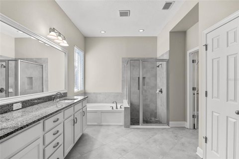 House in Brandon, Florida 4 bedrooms, 303.79 sq.m. № 2111523 - photo 22