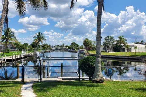 House in Punta Gorda, Florida 2 bedrooms, 110.65 sq.m. № 1901121 - photo 2