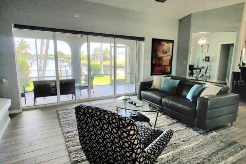 House in Punta Gorda, Florida 2 bedrooms, 110.65 sq.m. № 1901121 - photo 14