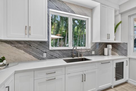 House in Coral Gables, Florida 3 bedrooms, 252.79 sq.m. № 2168566 - photo 27