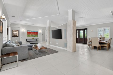 House in Coral Gables, Florida 3 bedrooms, 252.79 sq.m. № 2168566 - photo 18